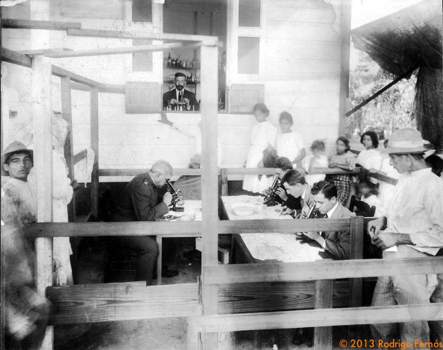 W. W. King y Isaac Martínez en Utuado (pruebas de uncinariasis)
